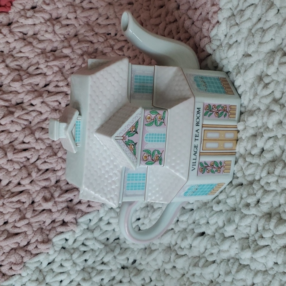 THE LENOX VILLAGE " TEA ROOM"  PORCELAIN AUTHENTIC LENOX.